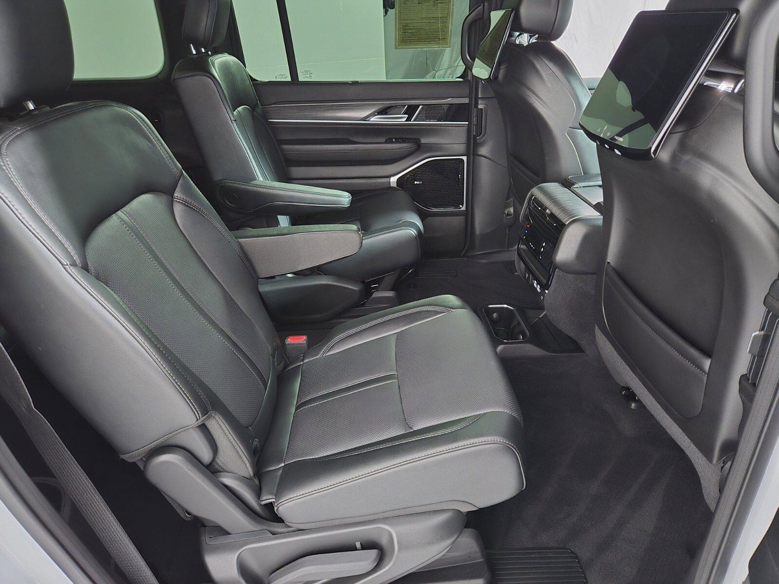 Used 2024 Jeep Wagoneer L Series III w/ Premium Group I image 18