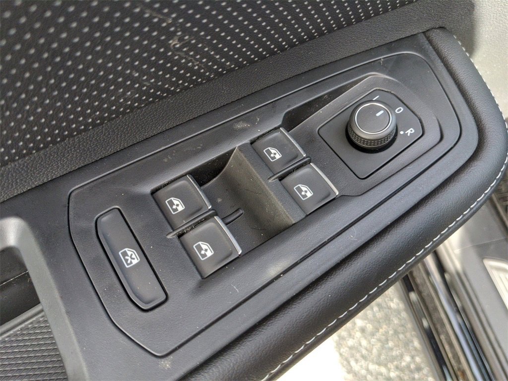 Used 2025 Volkswagen Atlas SE image 26