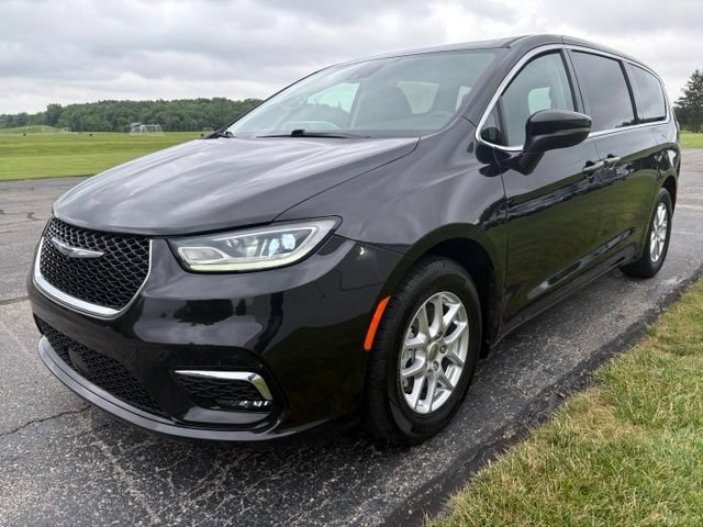 Used 2023 Chrysler Pacifica Touring-L FWD image 9