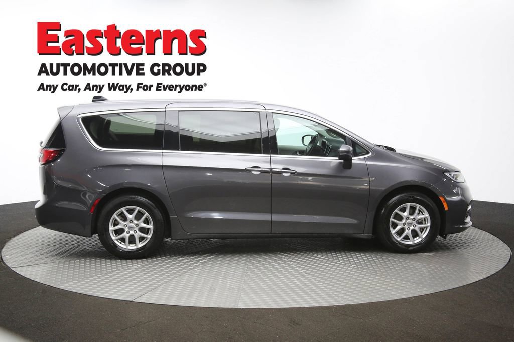 Used 2023 Chrysler Pacifica Touring-L FWD image 47