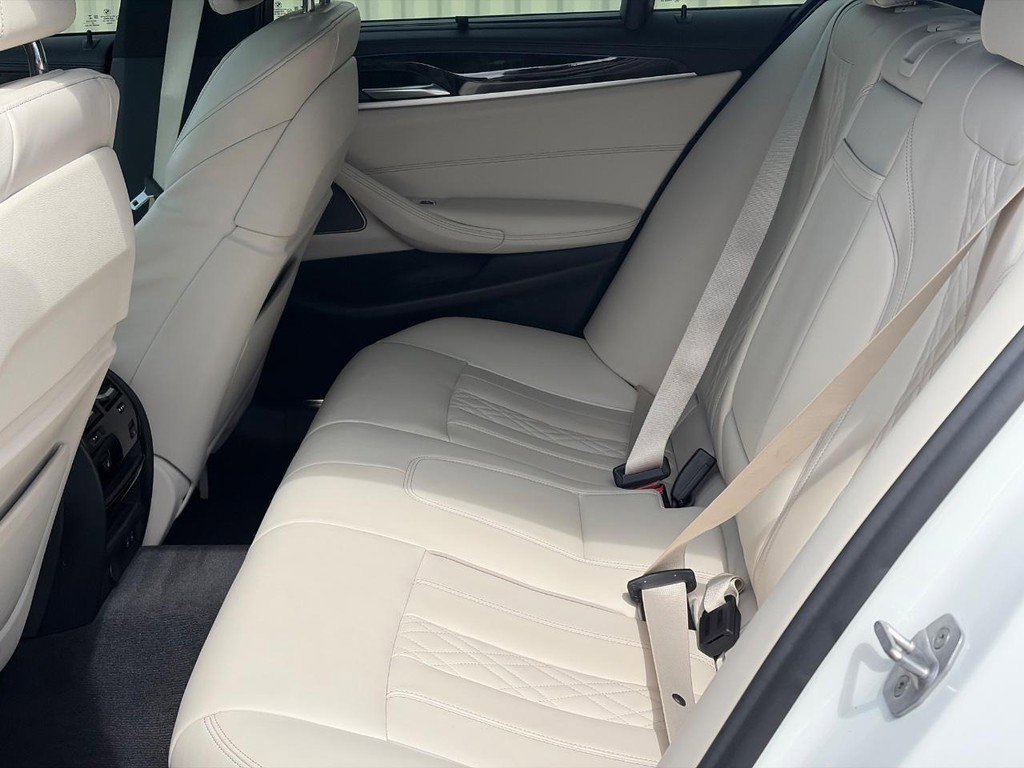 Used 2021 BMW M550i xDrive w/ Executive Package image 8