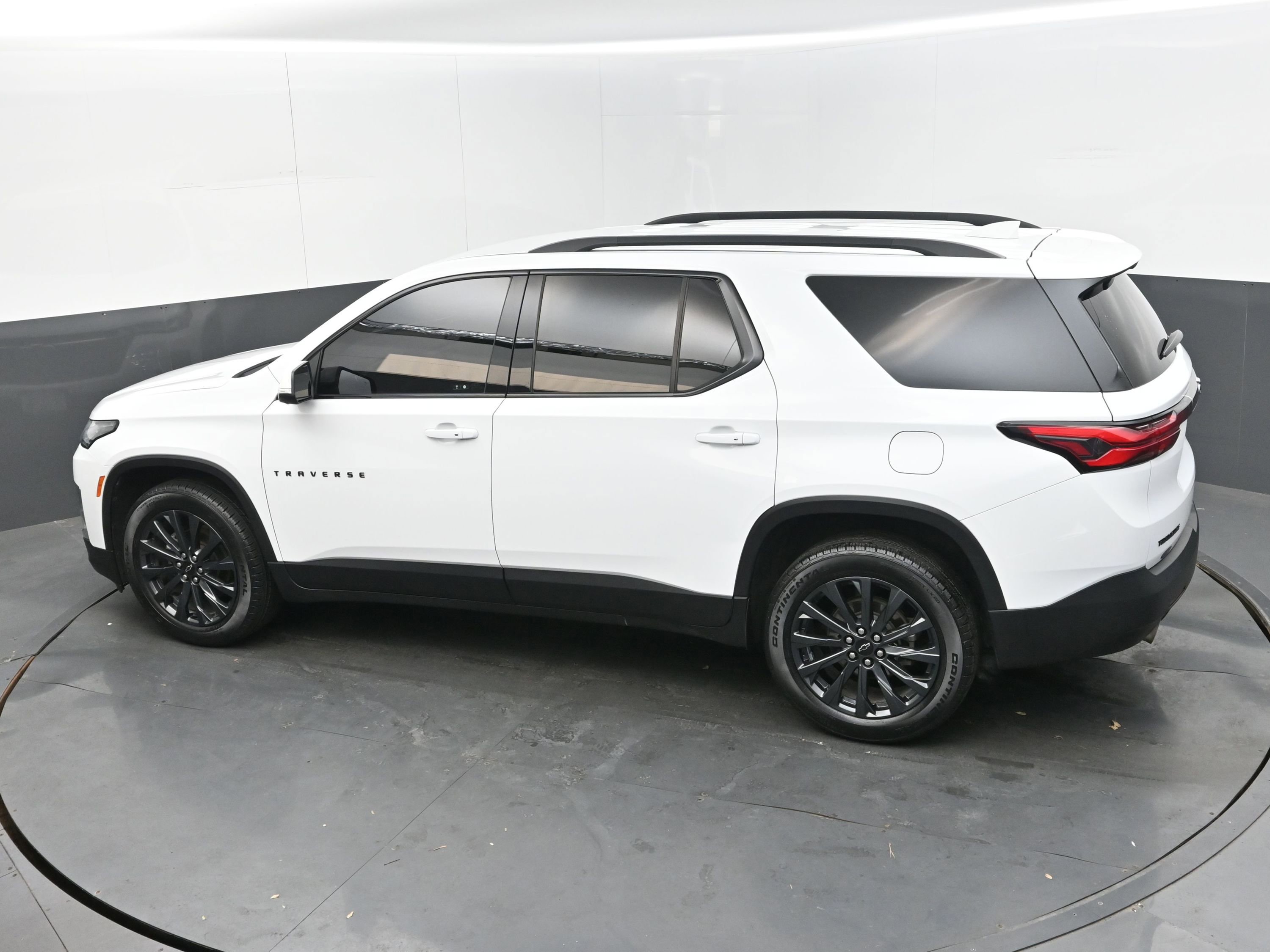 Used 2023 Chevrolet Traverse RS image 36