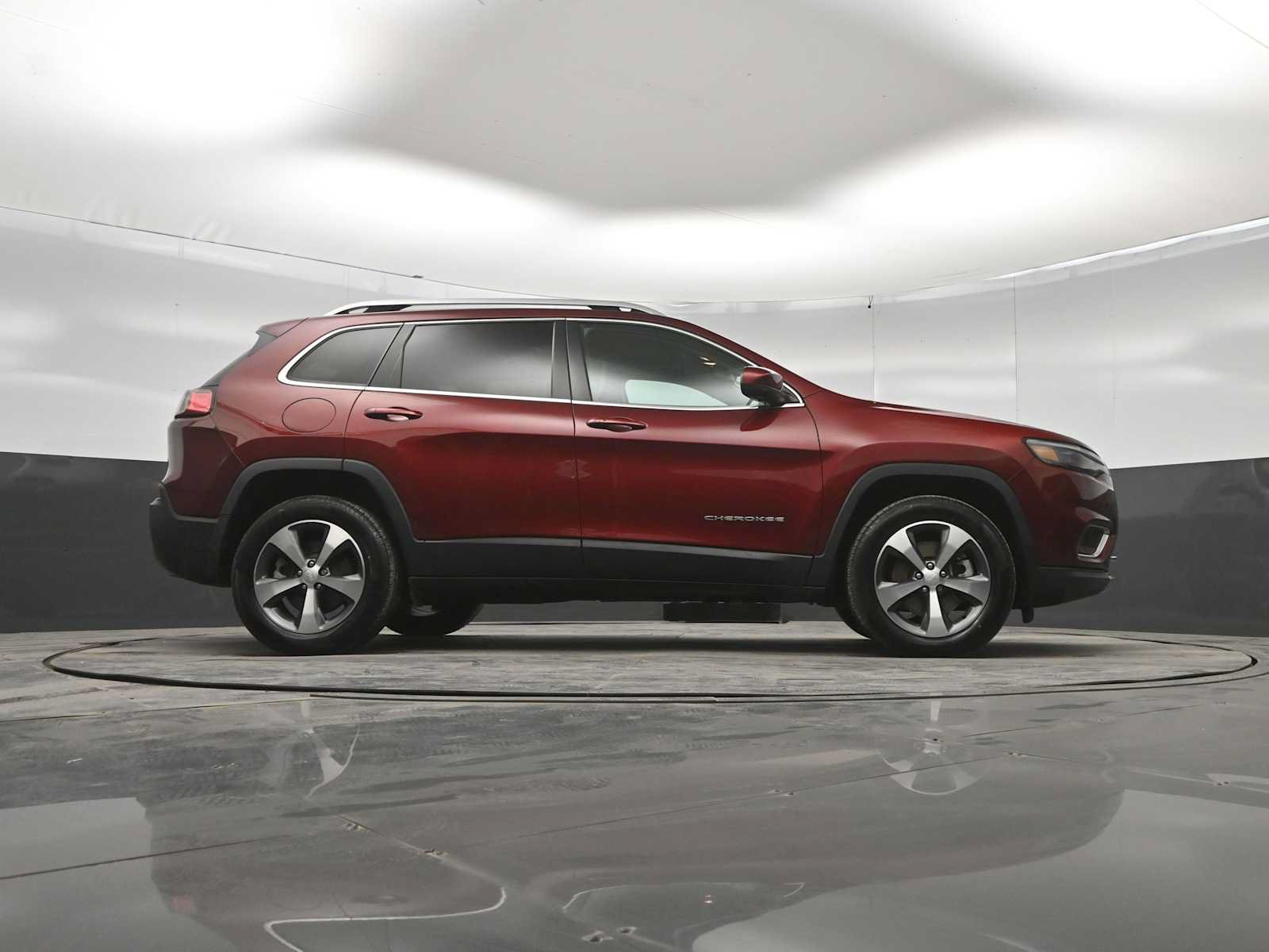 Used 2021 Jeep Cherokee Limited w/ Elite Package AWD/4WD image 40