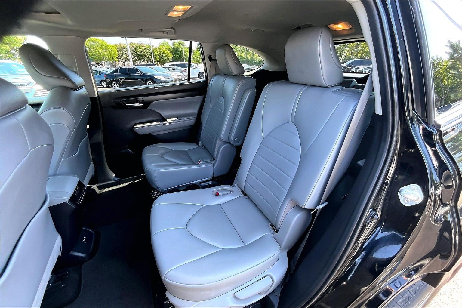 Used 2021 Toyota Highlander XLE AWD/4WD image 25