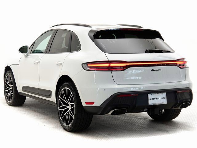 Certified 2025 Porsche Macan image 3