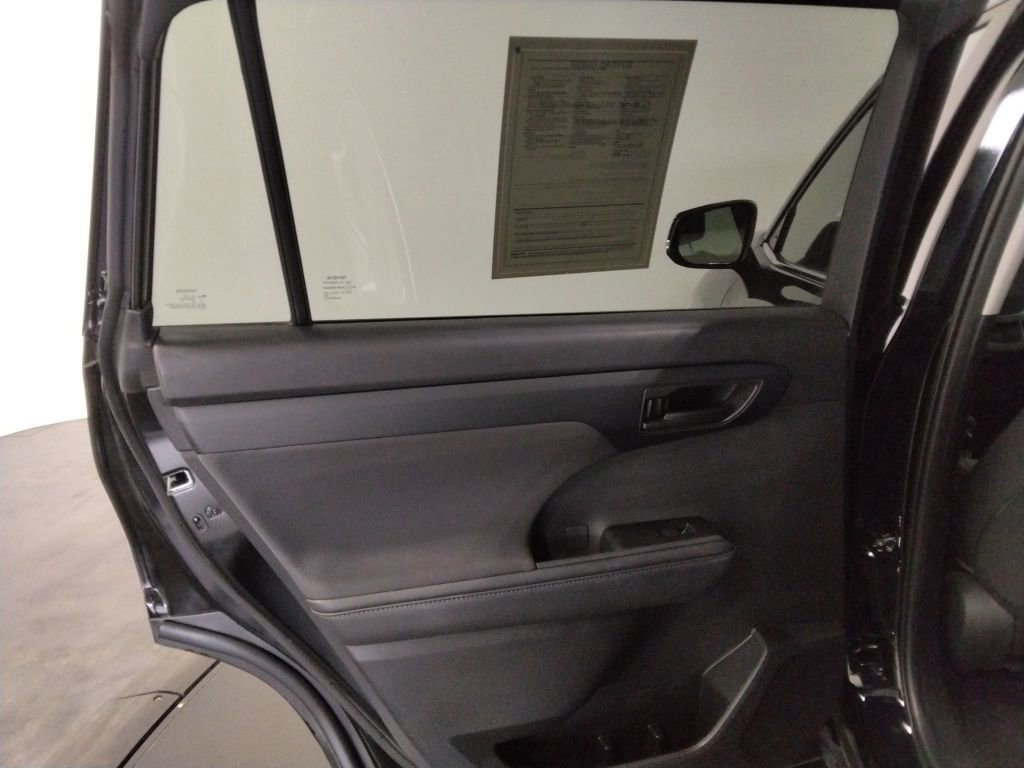 Used 2024 Toyota Highlander LE image 34