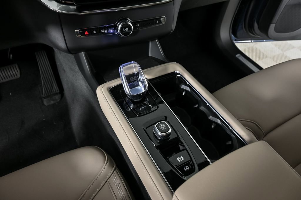 New 2026 Volvo XC90 B6 Plus w/ Protection Package Premier image 17