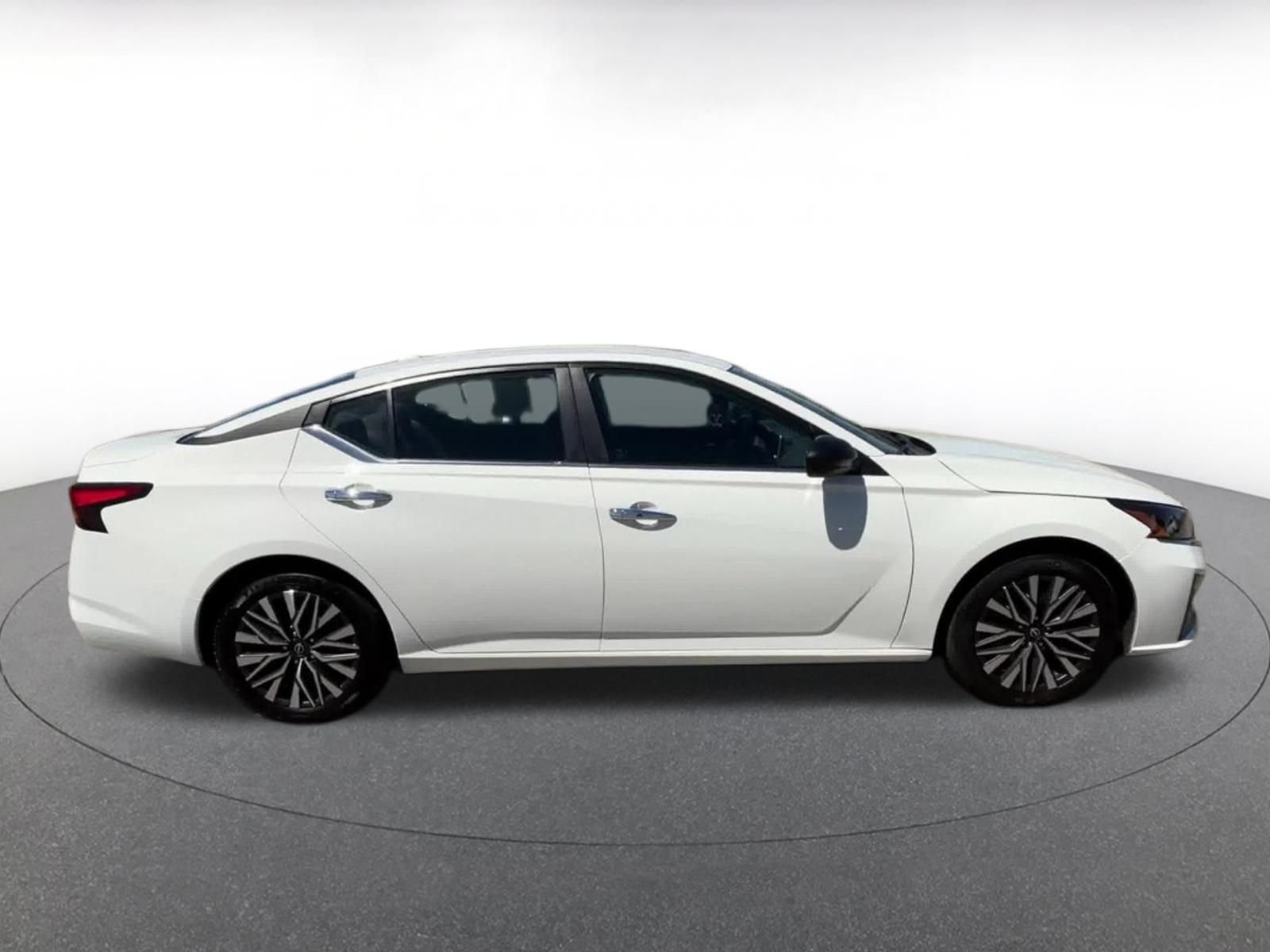 Used 2025 Nissan Altima 2.5 SV FWD image 15