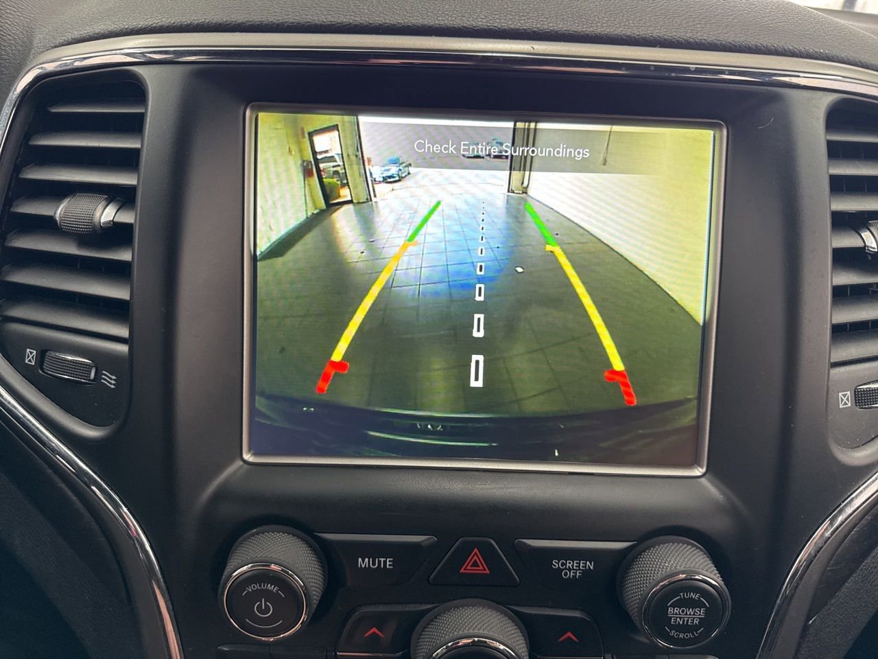 Used 2018 Jeep Grand Cherokee Laredo image 25