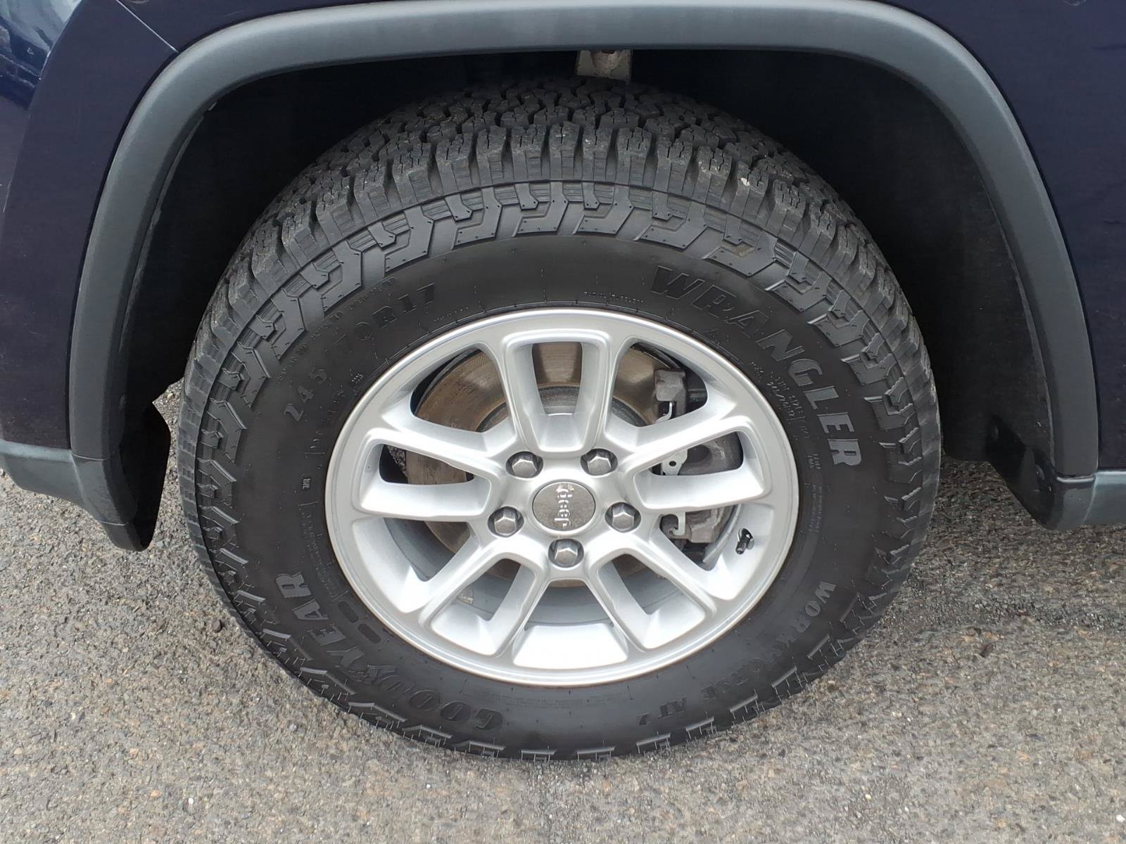 Used 2018 Jeep Grand Cherokee Laredo AWD/4WD image 11