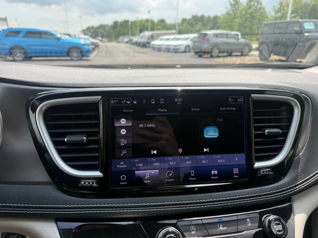 Used 2022 Chrysler Pacifica Touring-L AWD/4WD image 19