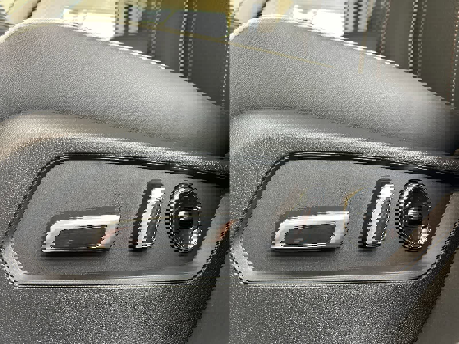 Used 2025 Acura RDX SH-AWD w/ Advance Package image 16