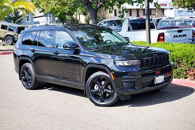 Used 2023 Jeep Grand Cherokee L Altitude AWD/4WD image 3