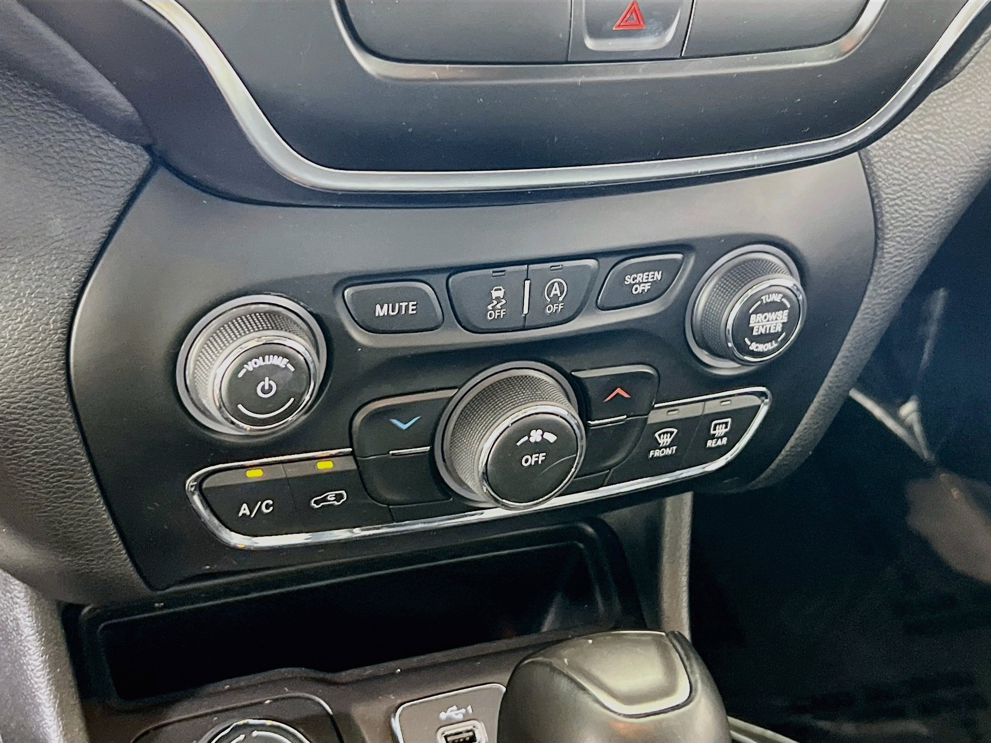 Used 2019 Jeep Cherokee Latitude Plus w/ Cold Weather Group AWD/4WD image 15