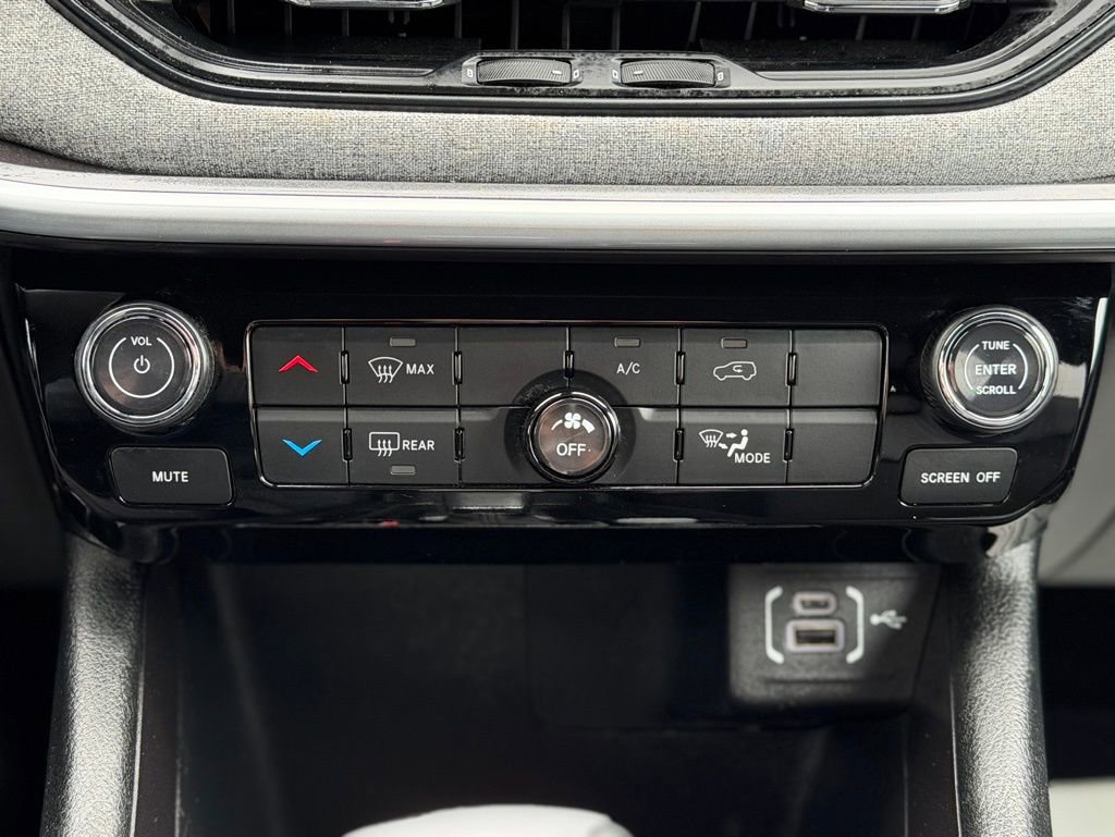 Used 2024 Jeep Compass Latitude image 17