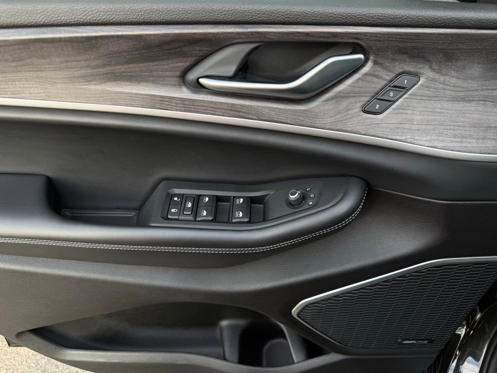 Used 2022 Jeep Grand Cherokee L Limited w/ Black Appearance Package image 20