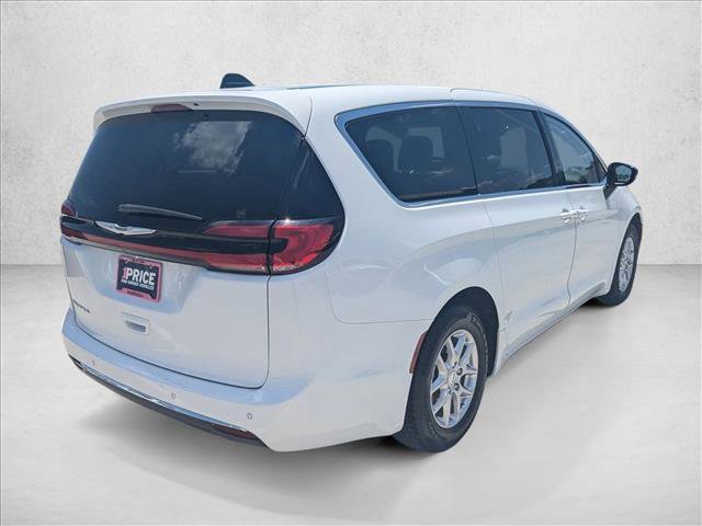Used 2024 Chrysler Pacifica Touring-L FWD image 5
