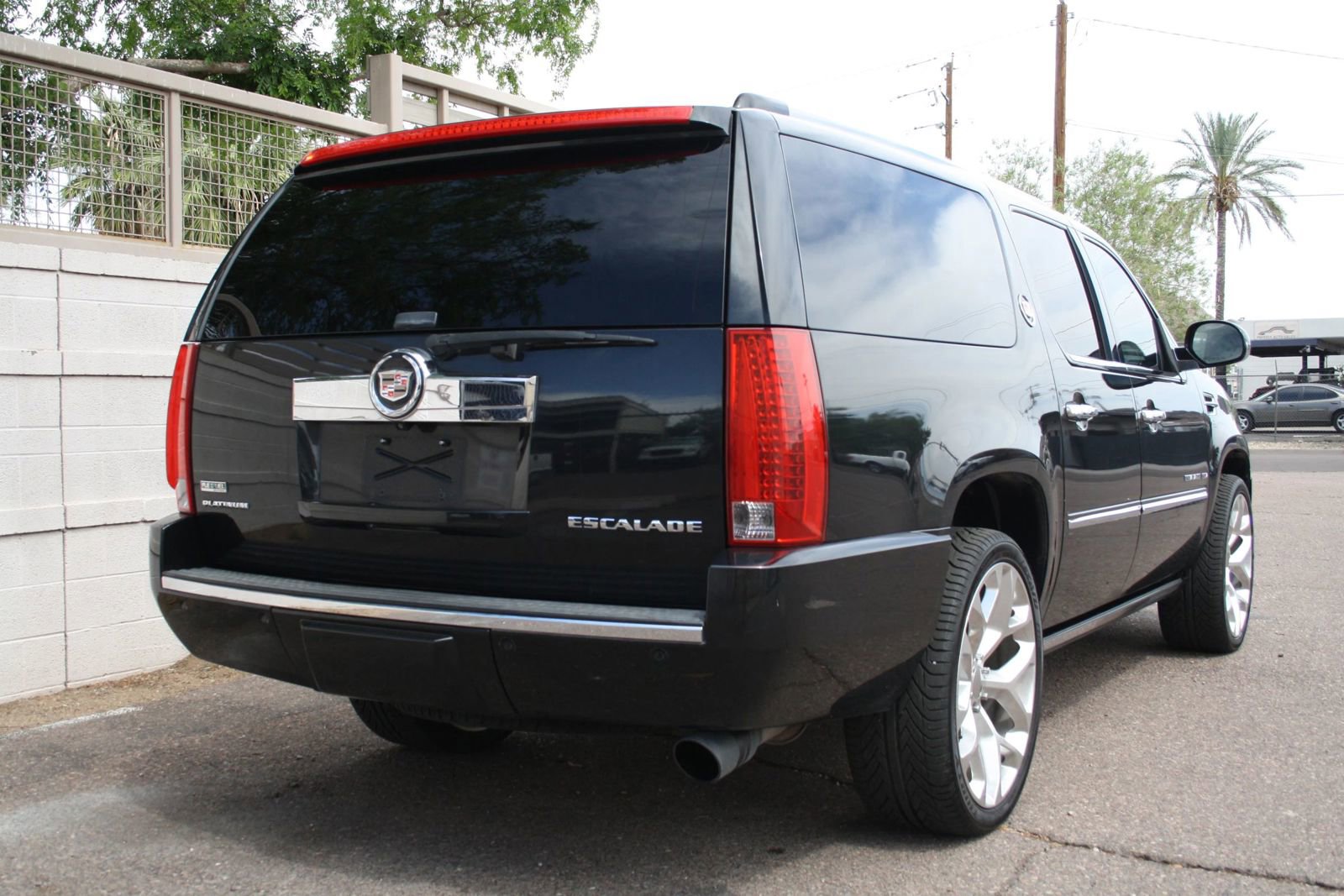 Used 2010 Cadillac Escalade ESV Platinum image 4