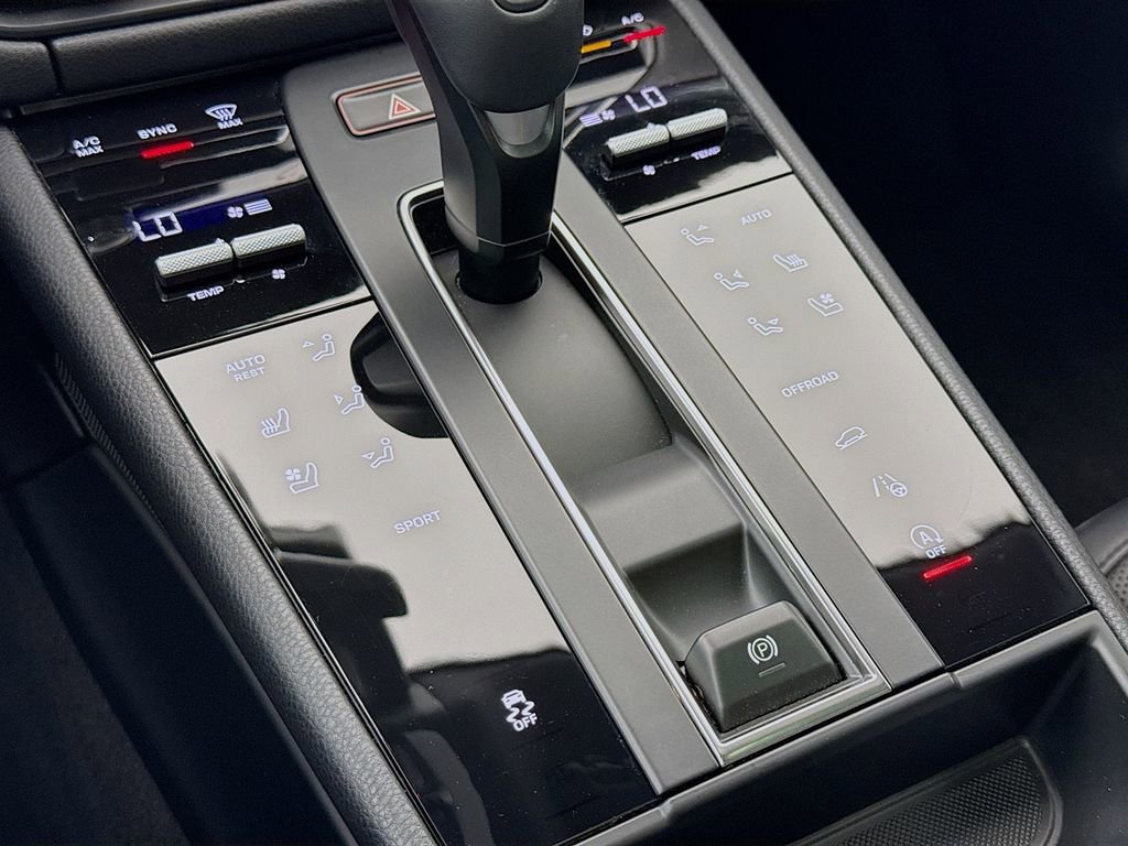 Certified 2025 Porsche Macan AWD/4WD image 22