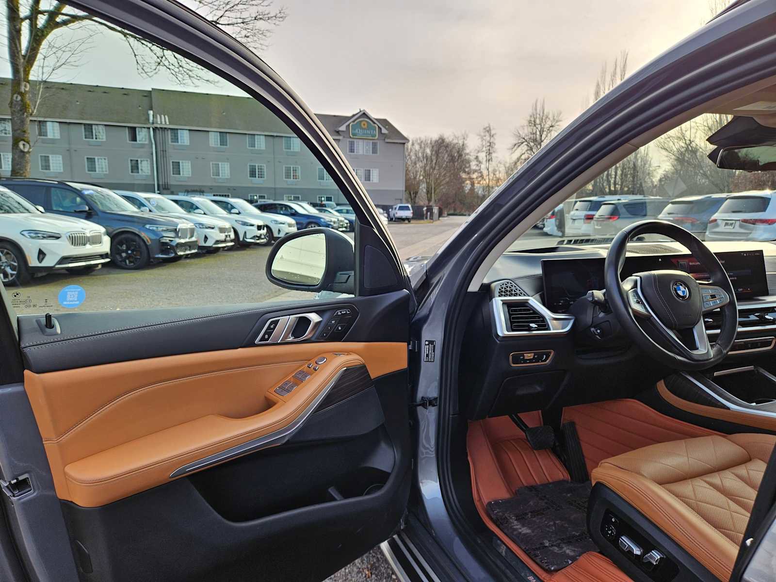 Used 2023 BMW X7 xDrive40i w/ Parking Assistance Package image 22