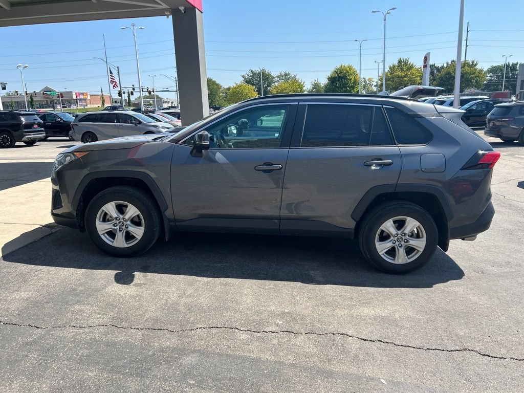 Used 2020 Toyota RAV4 XLE w/ Convenience Package FWD image 2