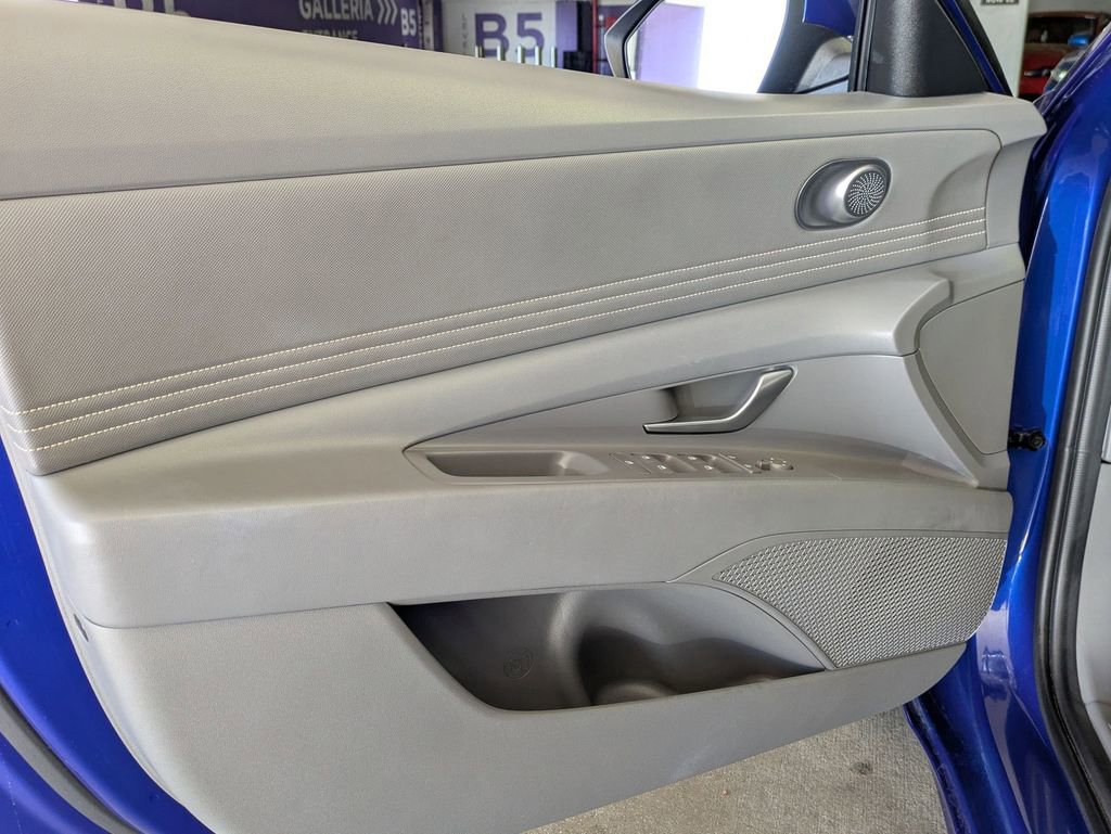 Used 2025 Hyundai Elantra SEL image 11