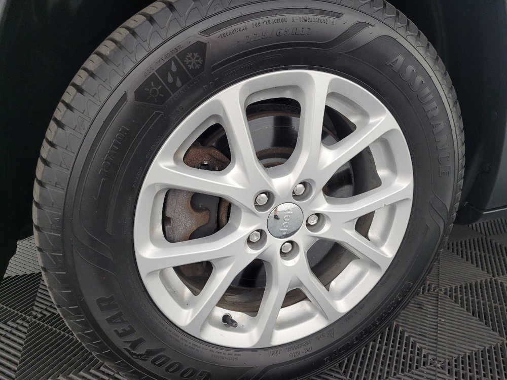 Used 2015 Jeep Cherokee Latitude w/ Cold Weather Group AWD/4WD image 31