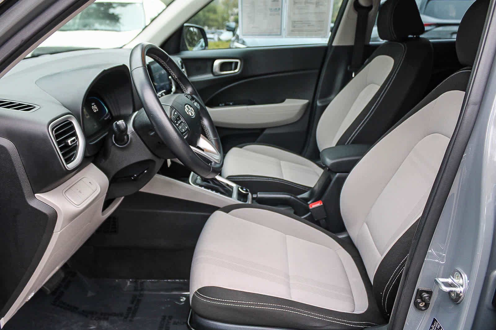 Used 2023 Hyundai Venue SEL FWD image 17