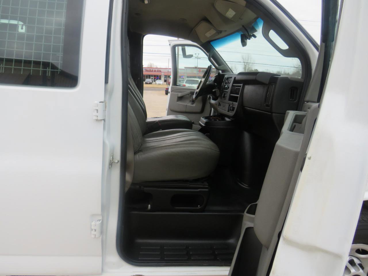 Used 2018 GMC Savana 2500 G2500 Cargo w/ Driver Convenience Package image 18