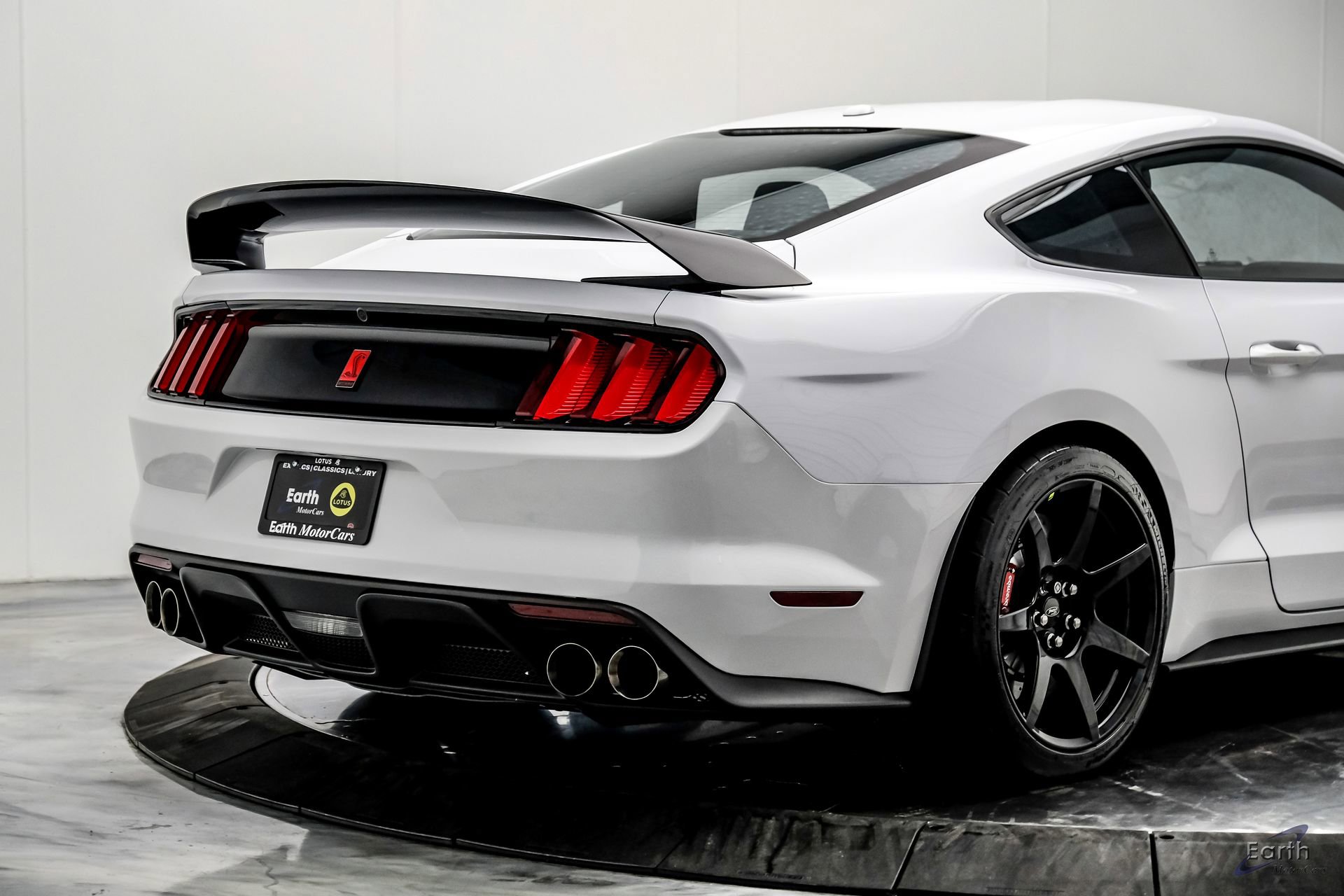 Used 2016 Ford Mustang Shelby GT350R w/ GT350R Equipment Group 920A RWD image 18