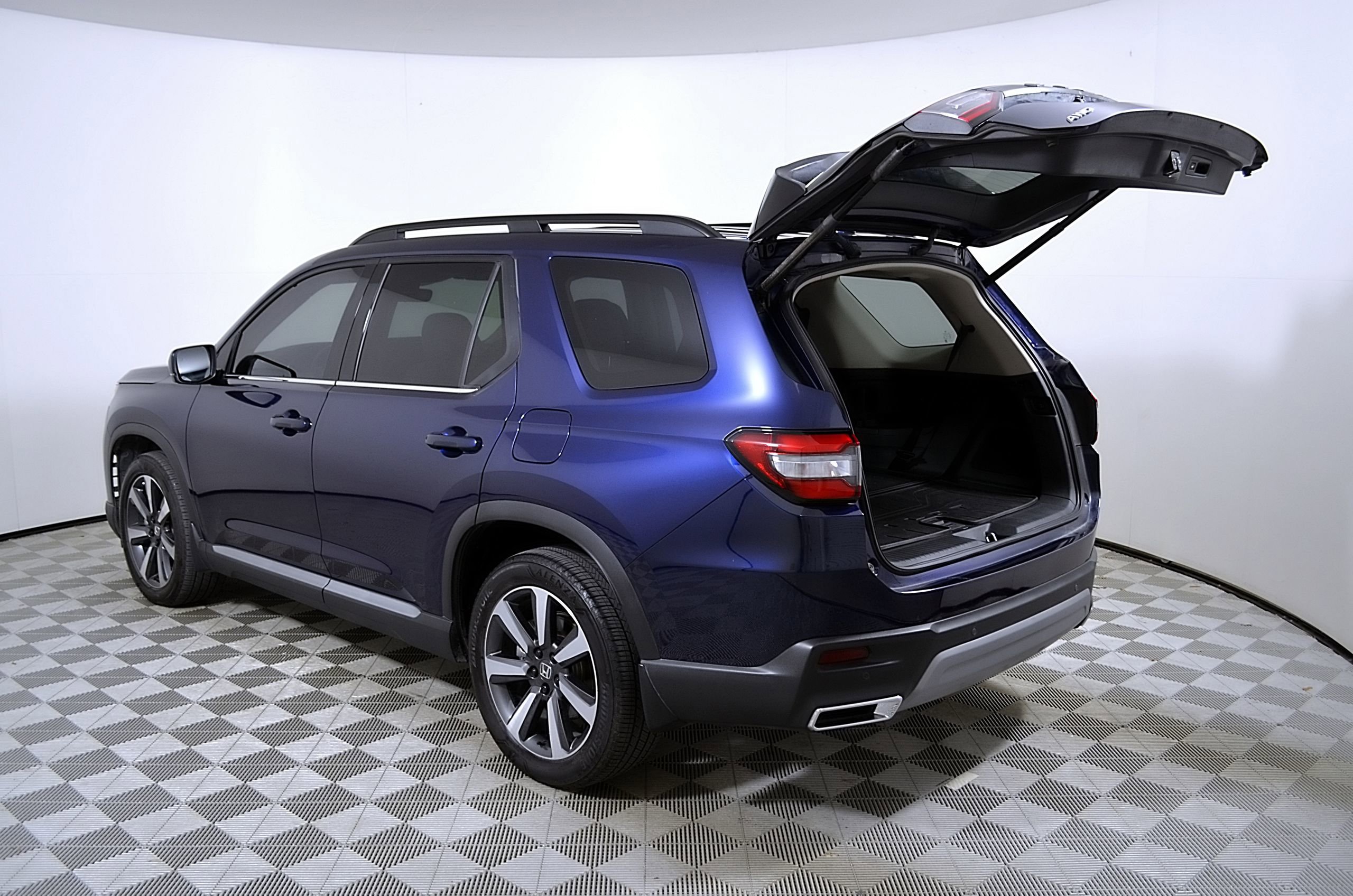 Used 2025 Honda Pilot Touring image 11
