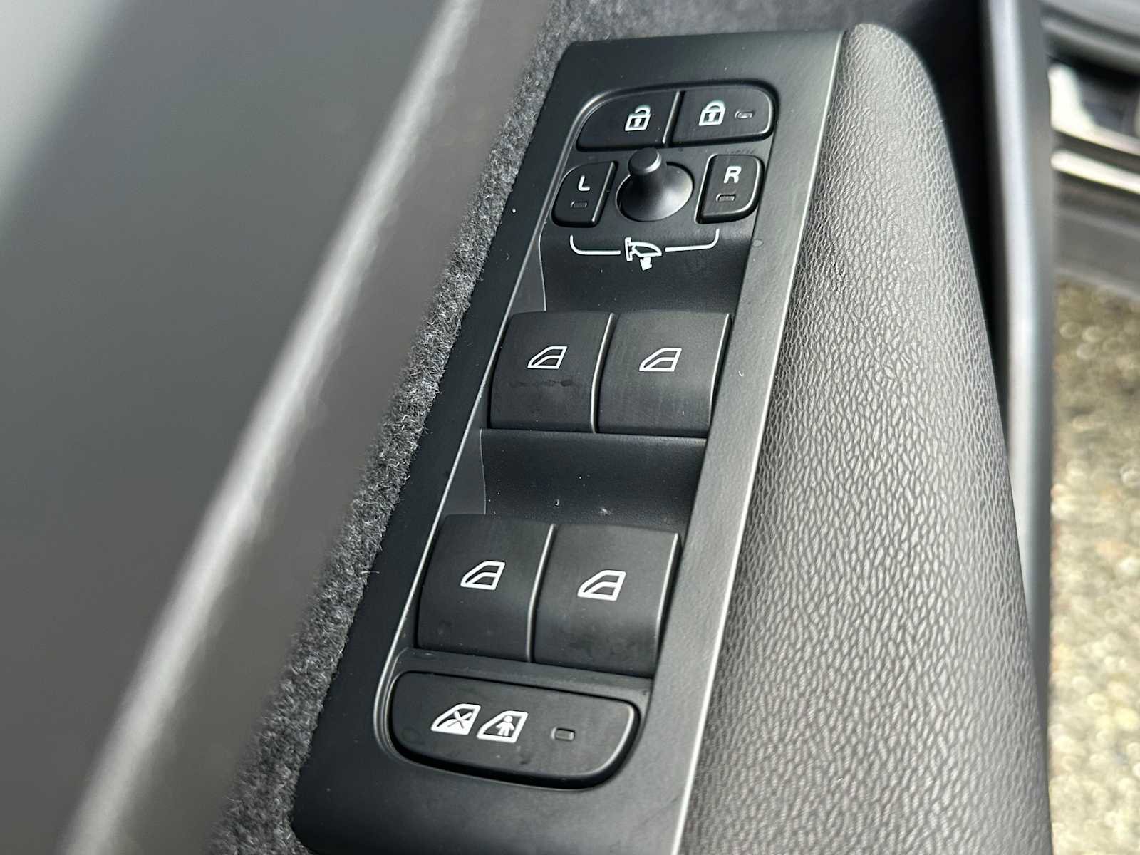 Used 2023 Volvo XC40 Recharge Plus image 22