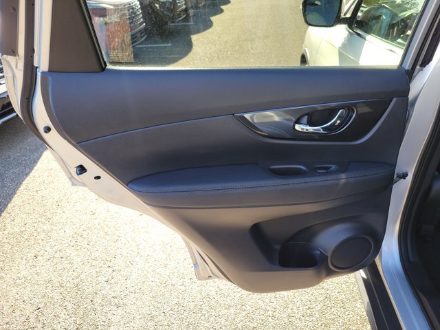 Used 2018 Nissan Rogue SV FWD image 15