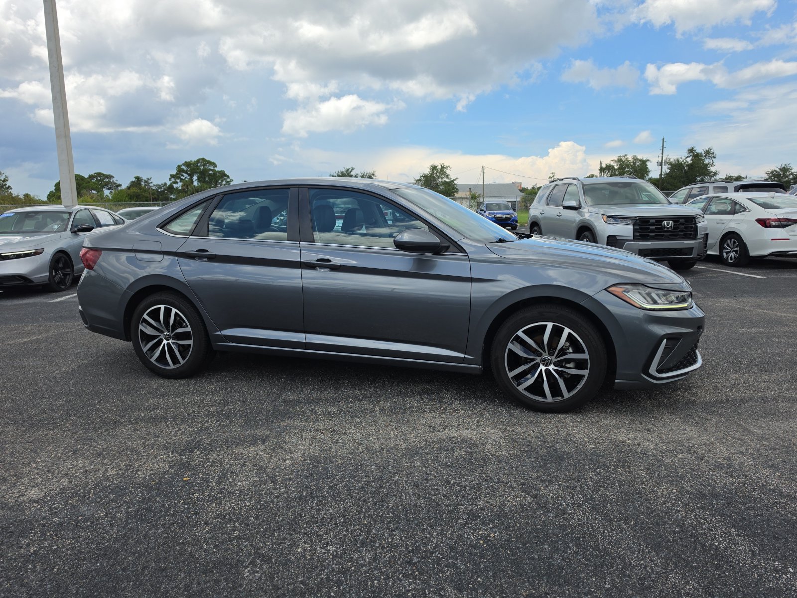 Used 2025 Volkswagen Jetta SE FWD image 2