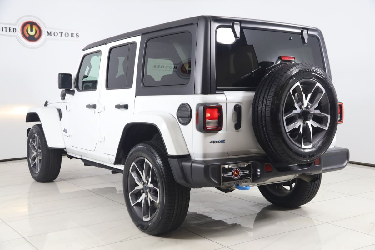 Used 2024 Jeep Wrangler Unlimited w/ Convenience Group AWD/4WD image 4