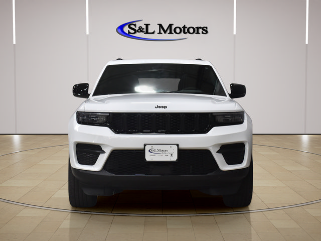 Used 2024 Jeep Grand Cherokee Altitude AWD/4WD image 2