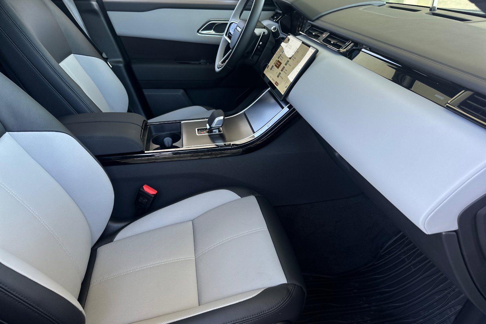New 2026 Land Rover Range Rover Velar Dynamic SE image 15