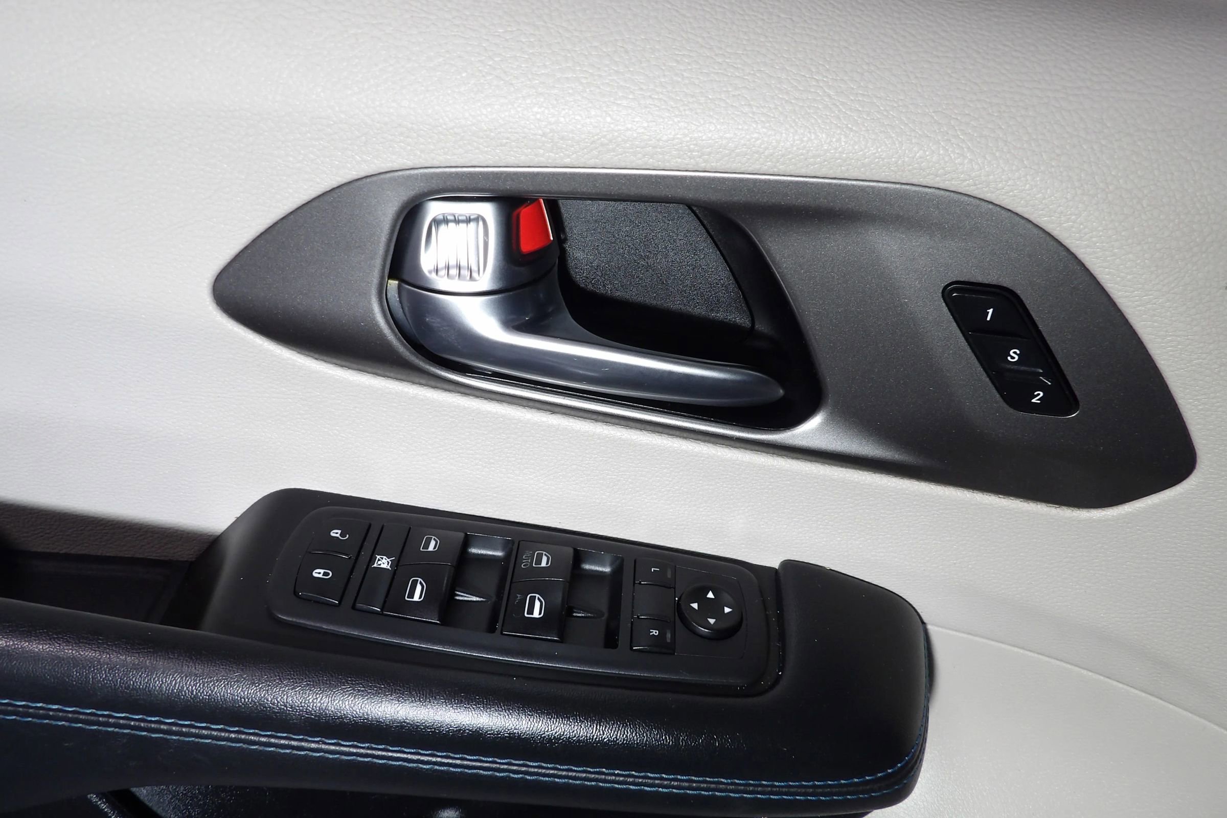 Used 2021 Chrysler Pacifica Touring-L image 11