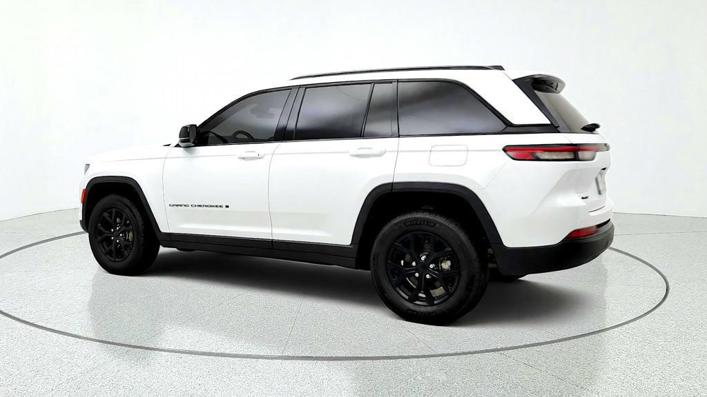 Used 2025 Jeep Grand Cherokee Altitude AWD/4WD image 7