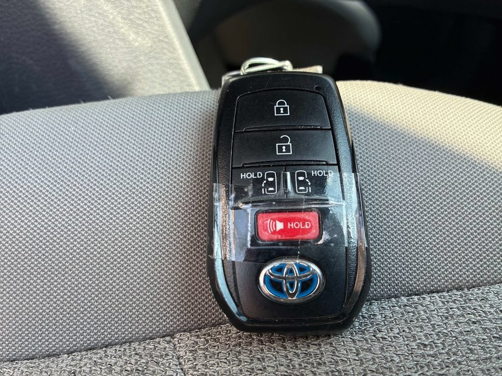 Used 2023 Toyota Sienna LE FWD image 9
