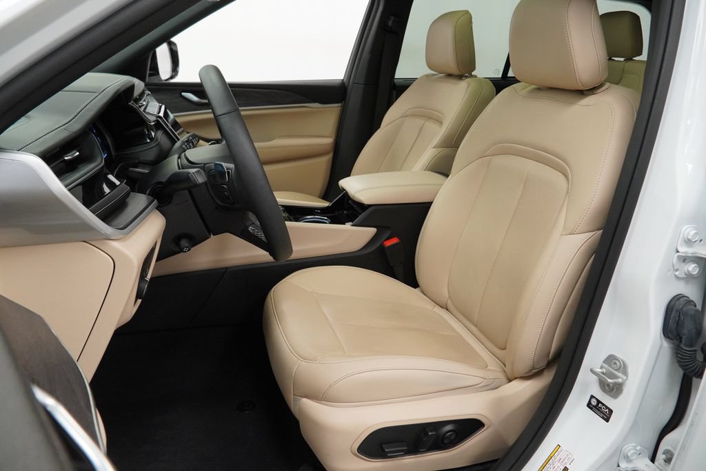 Certified 2022 Jeep Grand Cherokee Limited 4xe w/ Luxury Tech Group II AWD/4WD image 17
