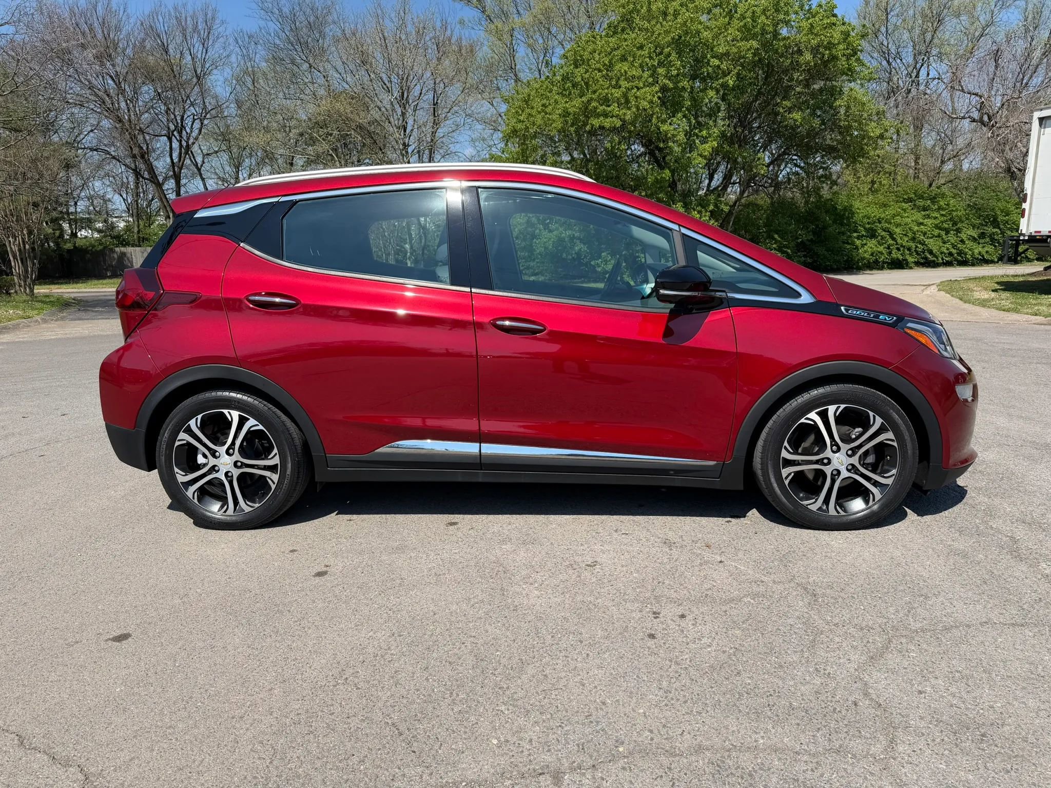 Used 2019 Chevrolet Bolt Premier w/ Infotainment Package image 5
