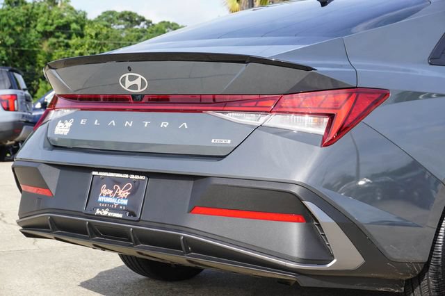 Used 2025 Hyundai Elantra SEL FWD image 6