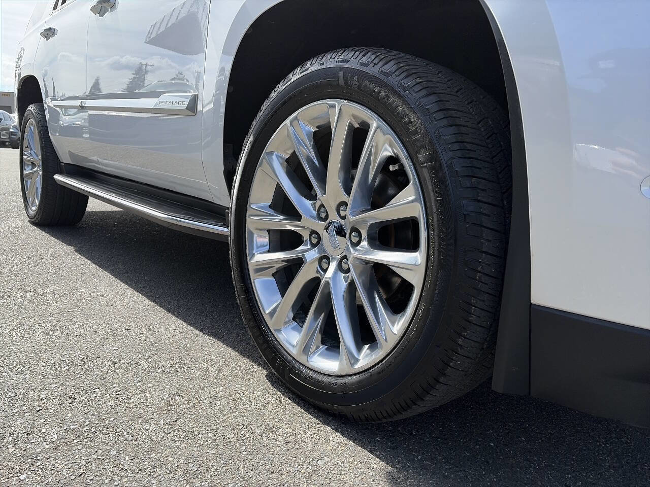 Used 2018 Cadillac Escalade Luxury AWD/4WD image 13