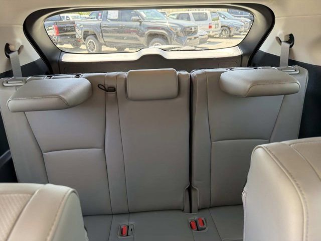 Used 2024 Toyota Highlander Limited image 21