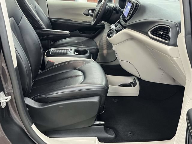 Used 2023 Chrysler Pacifica Touring-L FWD image 26