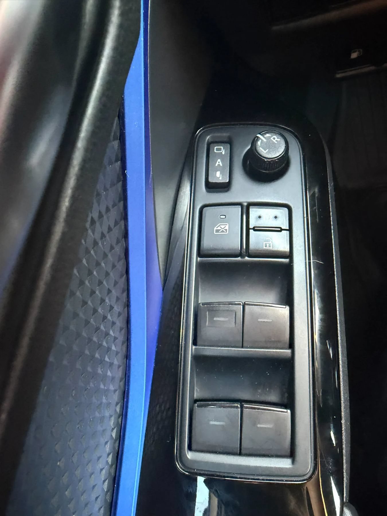 Used 2022 Toyota C-HR XLE FWD image 23