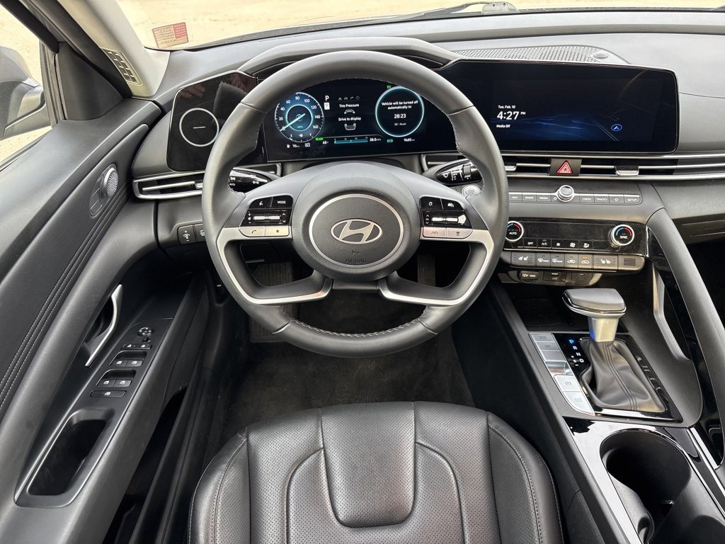 Used 2025 Hyundai Elantra Limited image 12