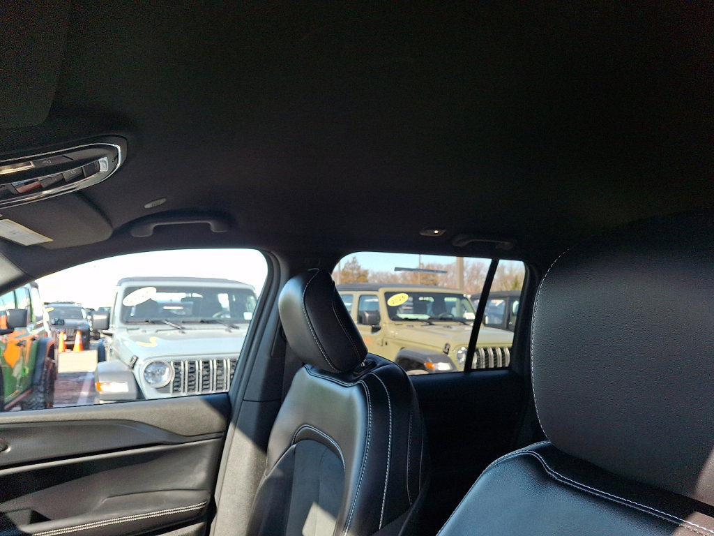 Used 2025 Jeep Grand Cherokee Altitude image 24