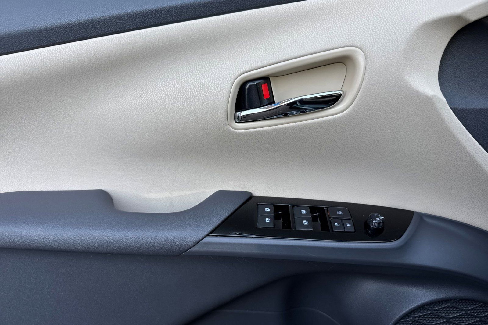 Used 2016 Toyota Prius Two image 11